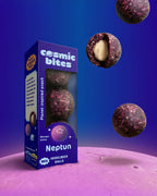 Eine Packung Cosmic Bites Energy Balls der Sorte Heidelbeere ist zu sehen. Die tiefvioletten Bälle sind dem Planeten Neptun nachempfunden, wonach die Sorte benannt ist. Der gesunde Snack besteht aus rein natürlichen Zutaten, ist vegan, hat keinen zugesetzten Zucker und einen stark reduzierten Dattelanteil von nur 25%.