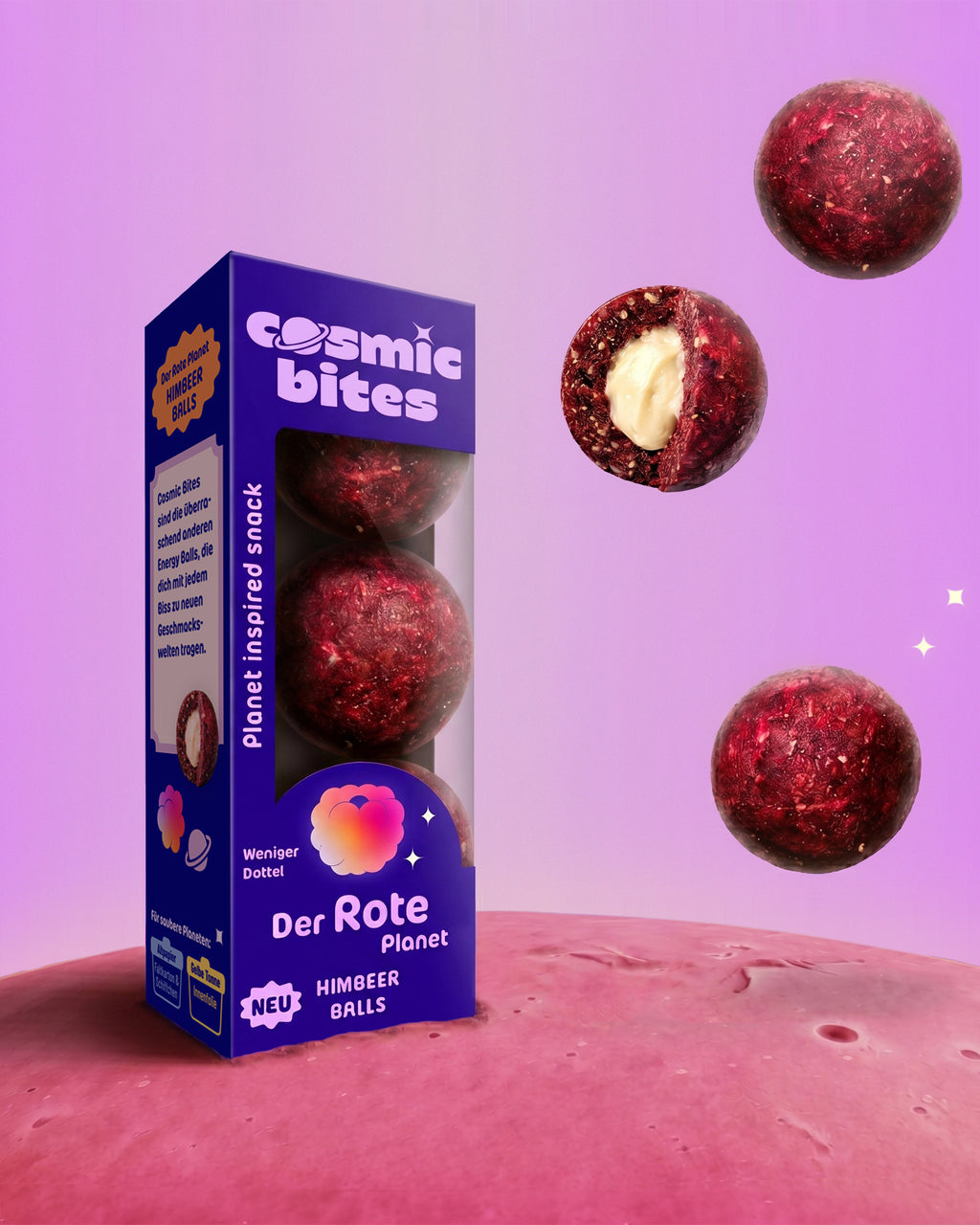 Eine Packung Cosmic Bites Energy Balls der Sorte Himbeere ist zu sehen. Die strahlend roten Bälle sind dem Planeten Mars nachempfunden, weshalb die Sorte “Der Rote Planet” heißt. Der gesunde Snack besteht aus rein natürlichen Zutaten, ist vegan, hat keinen zugesetzten Zucker und einen stark reduzierten Dattelanteil von nur 25%.