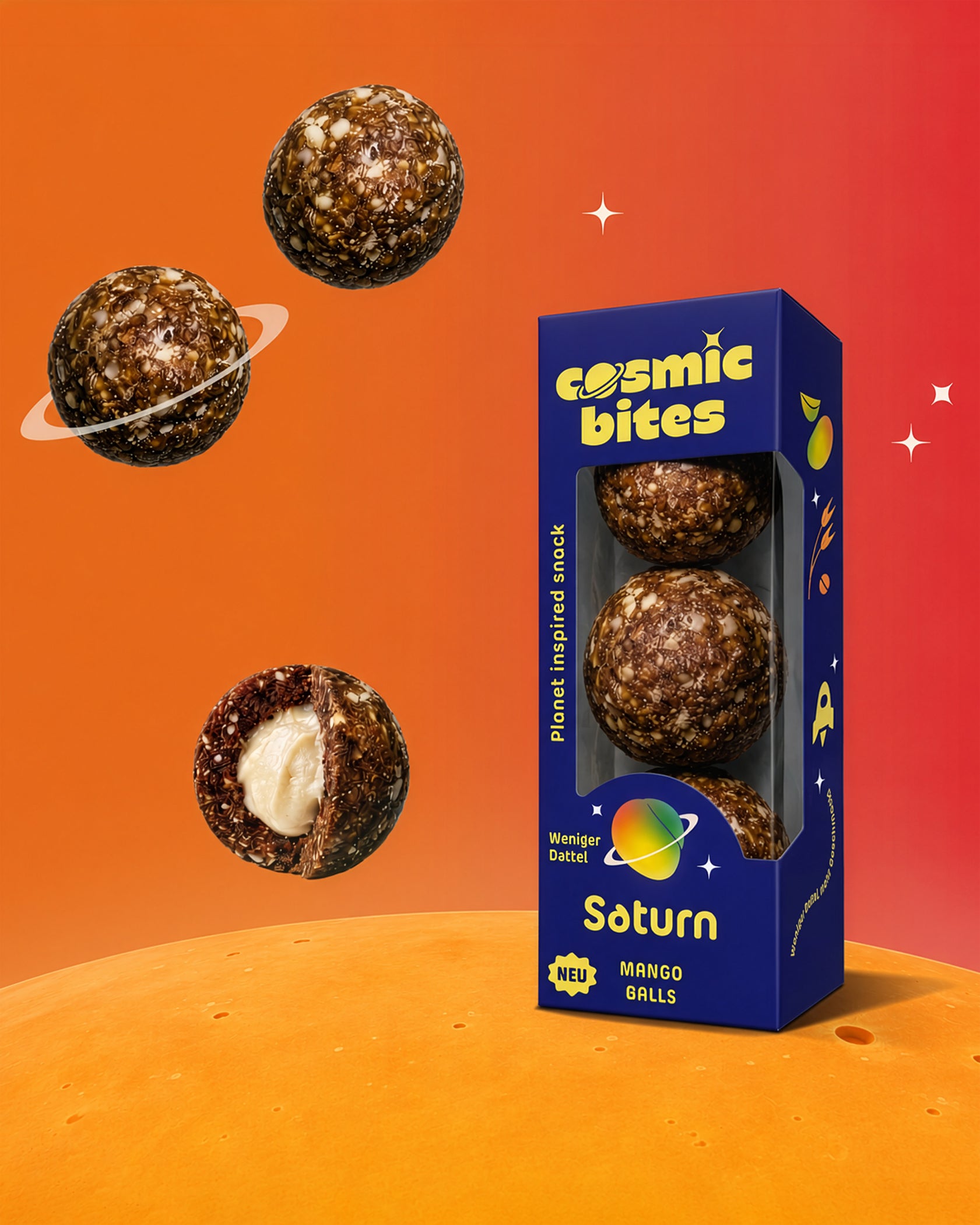 Eine Packung Cosmic Bites Energy Balls der Sorte Mango ist zu sehen. Die exotischen gelben Bälle sind dem Planeten Saturn nachempfunden, wonach die Sorte benannt ist. Der gesunde Snack besteht aus rein natürlichen Zutaten, ist vegan, hat keinen zugesetzten Zucker und einen stark reduzierten Dattelanteil von nur 25%.