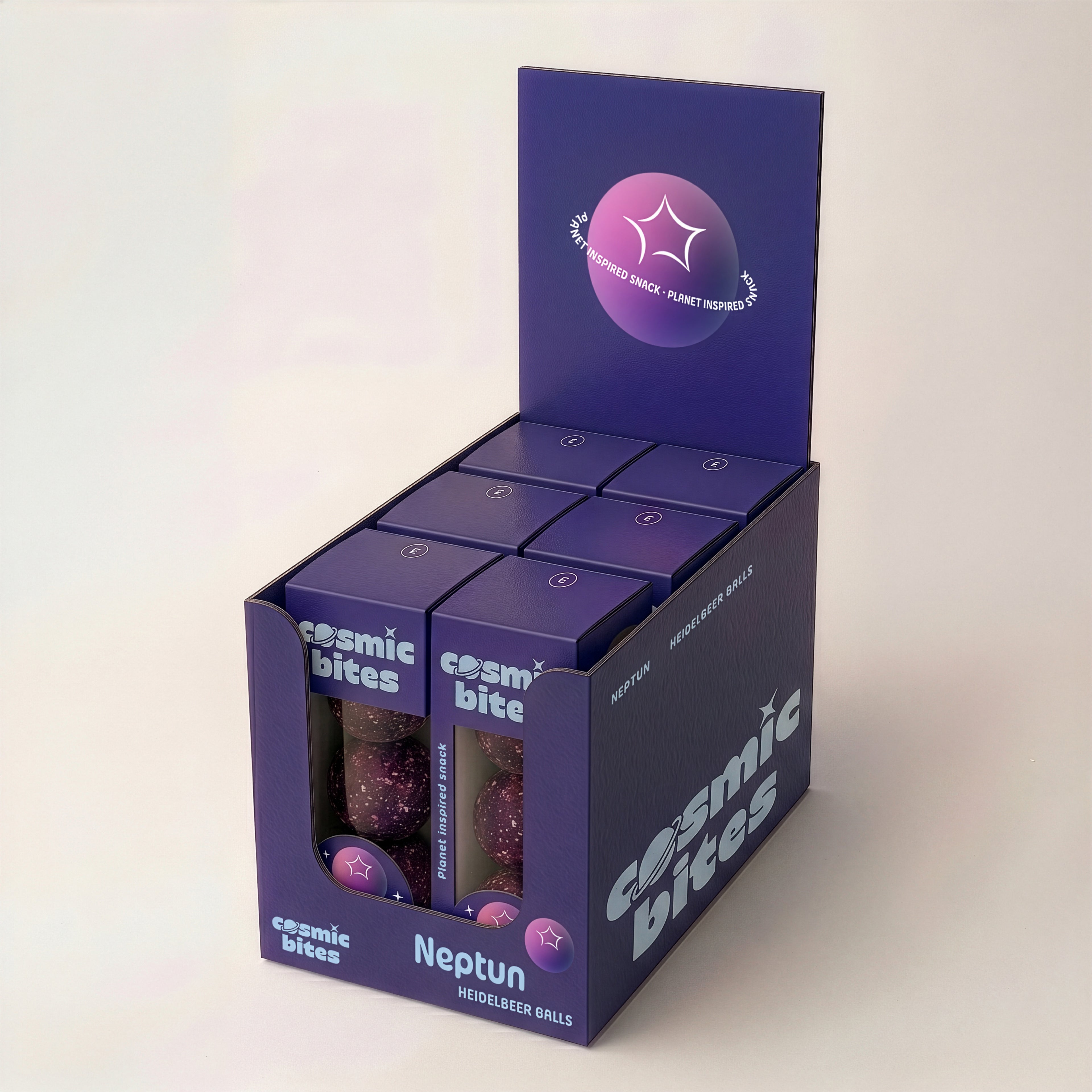 Ein Tray Cosmic Bites Energy Balls der Sorte Heidelbeere ist zu sehen, das sechs einzelne Packungen enthält. Die tiefvioletten Bälle sind dem Planeten Neptun nachempfunden, wonach die Sorte benannt ist. Der gesunde Snack besteht aus rein natürlichen Zutaten, ist vegan, hat keinen zugesetzten Zucker und einen stark reduzierten Dattelanteil von nur 25%.