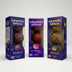 Kleines Bundle verschiedener Geschmackssorten der galaktischen Cosmic Bites Energy Balls. Die ideale Ansammlung an gesunden Snacks mit nur 25% Datteln und einmaligem Geschmack in praktischer Probiergröße.